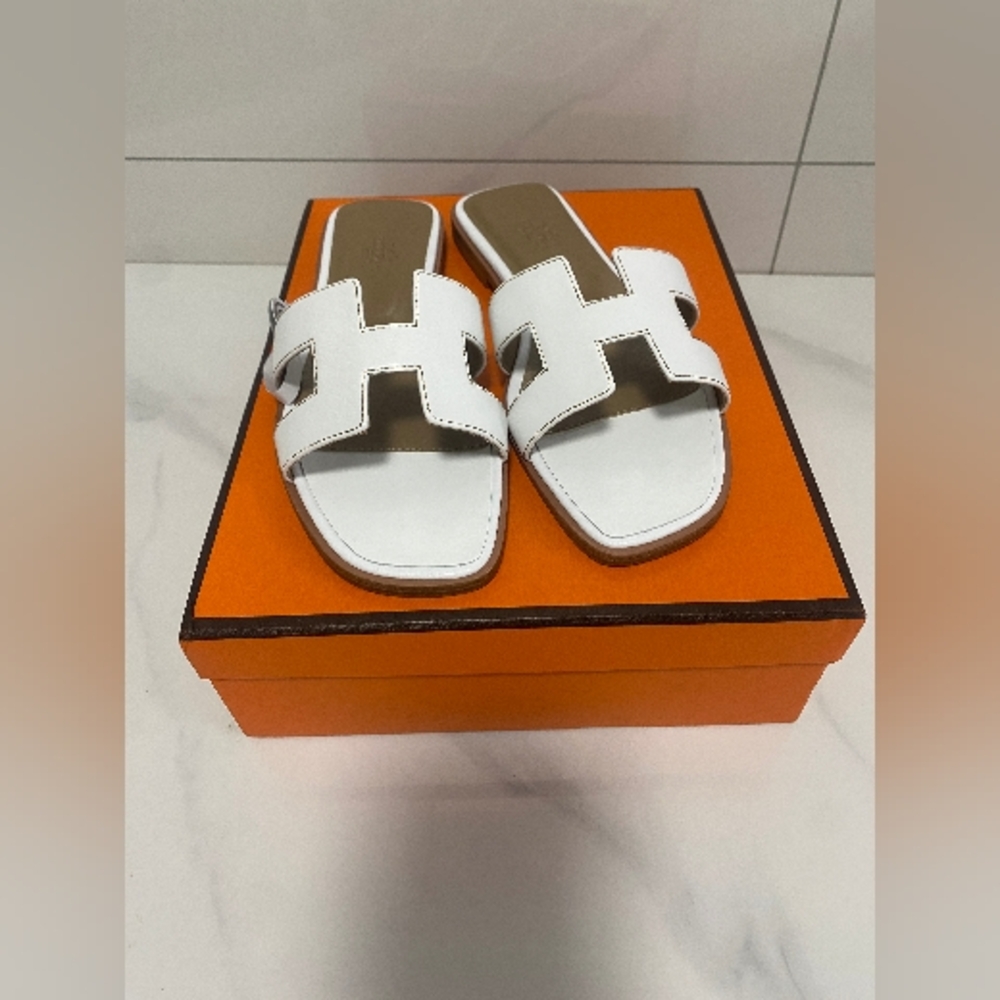 NWT White Hermes Orans Sandals
